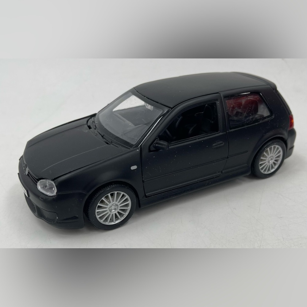 VW Volkswagen Golf Rabbit 4 R32 Black Diecast‎ Model Car 37290 Maisto 1:24 Doors